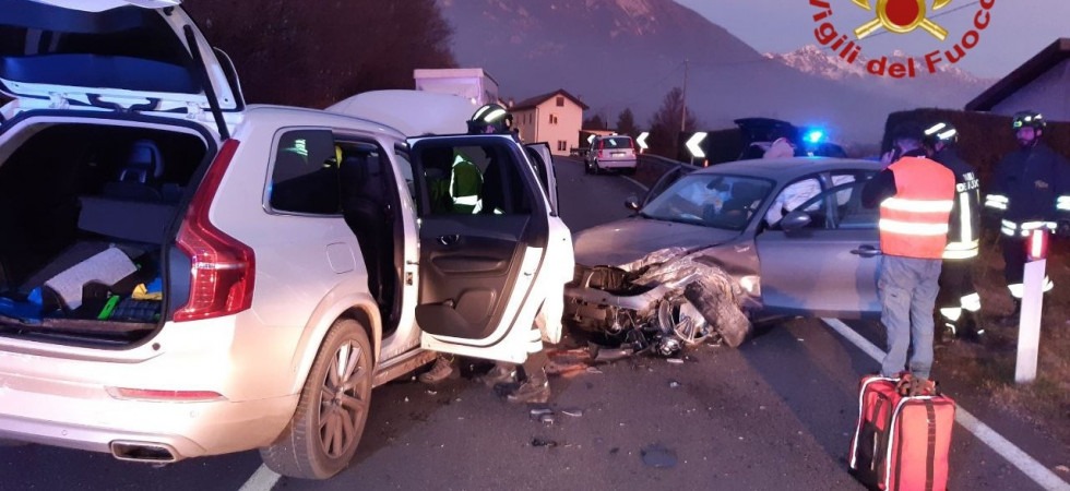 Terribile frontale con 3 auto coinvolte: 4 feriti all’ospedale